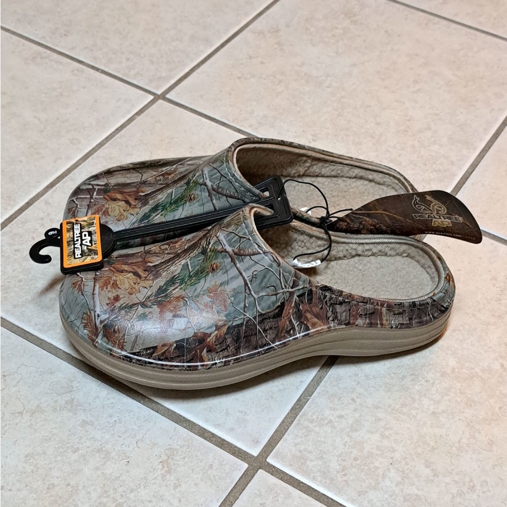 Realtree AP Camouflage Molded Clogs with Sherpa Lining - Men's size 9